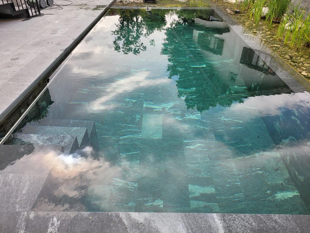 Naturpool mit Granitplatten